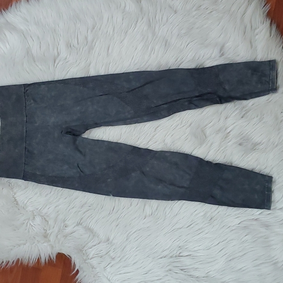 VS Pink seamless gray leggings - Picture 2 of 9